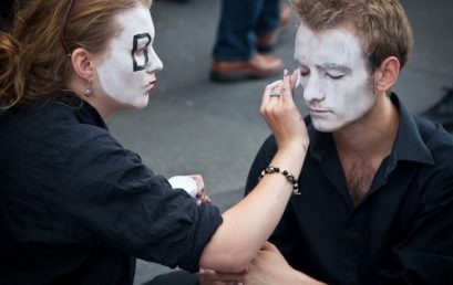 Flykaptein og kabinansatt – klar for Halloween