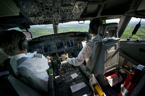 Hva gjør piloter den tiden de er i luften? Hva gjør piloter den tiden de er i luften?